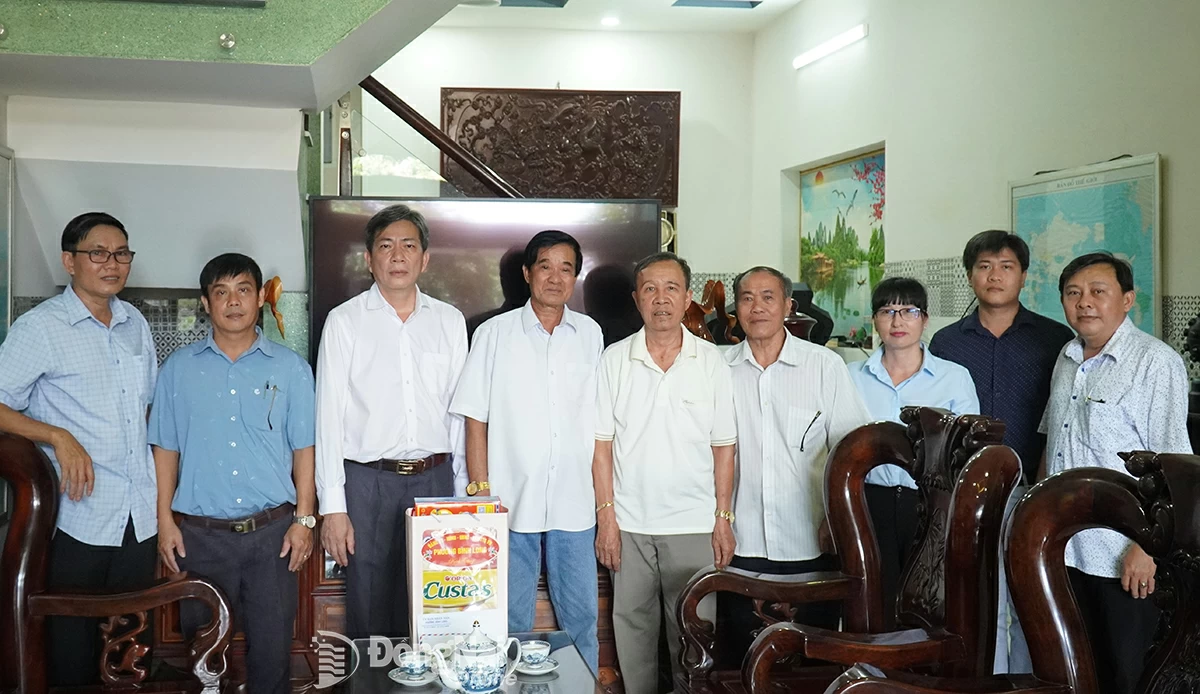 Tỉnh ủy viên, Bí thư Đảng ủy phường Bùi Quốc Bảo cùng đoàn công tác đến thăm, tặng quà thương binh 4/4 Ninh Văn Chiến. Ảnh: Văn Tâm    