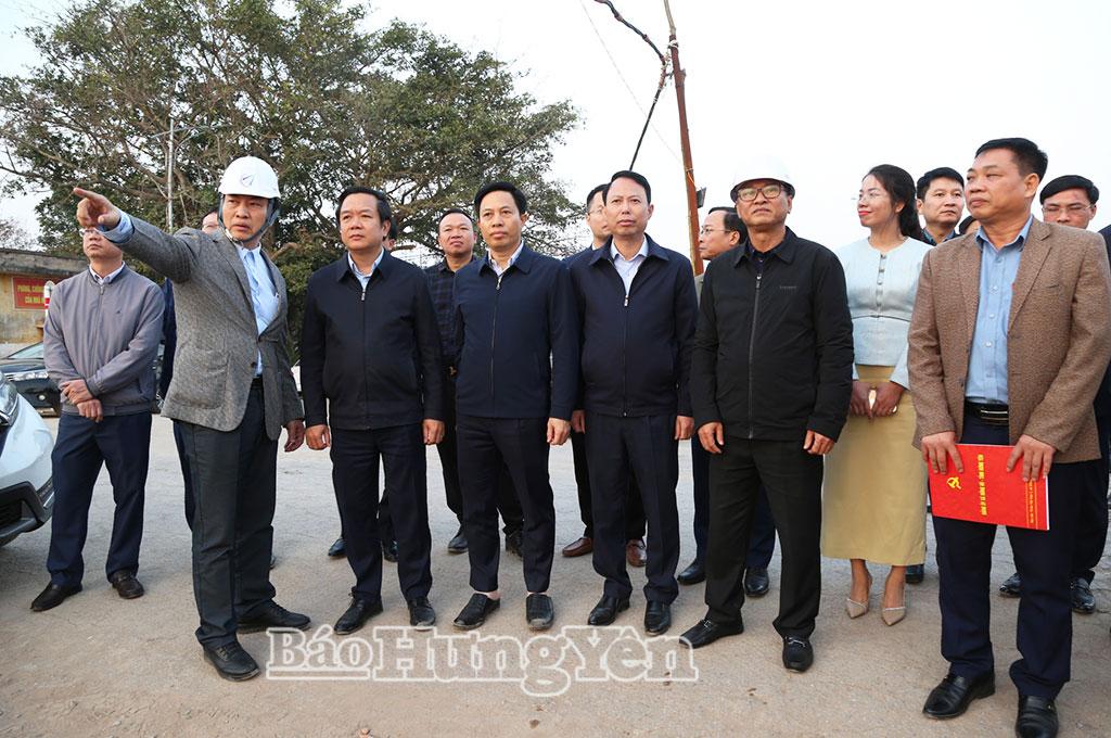 Nh&agrave; thầu thi c&ocirc;ng b&aacute;o c&aacute;o tiến độ triển khai dự &aacute;n tuyến đường cao tốc Ninh B&igrave;nh - Hải Ph&ograve;ng, đoạn qua địa phận tỉnh Hưng Y&ecirc;n tại thực địa. (Ảnh Trịnh Cường)