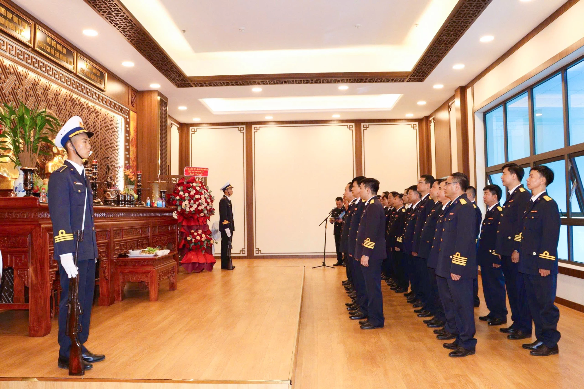 Các đại biểu dâng hương tại phòng thờ Chủ tịch Hồ Chí Minh, Đại tướng Võ Nguyên Giáp và các anh hùng, liệt sĩ.