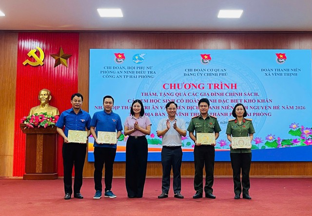 Tuổi trẻ Cơ quan tham mưu, giúp việc của Đảng ủy Chính phủ tri ân gia đình có công với cách mạng- Ảnh 1.