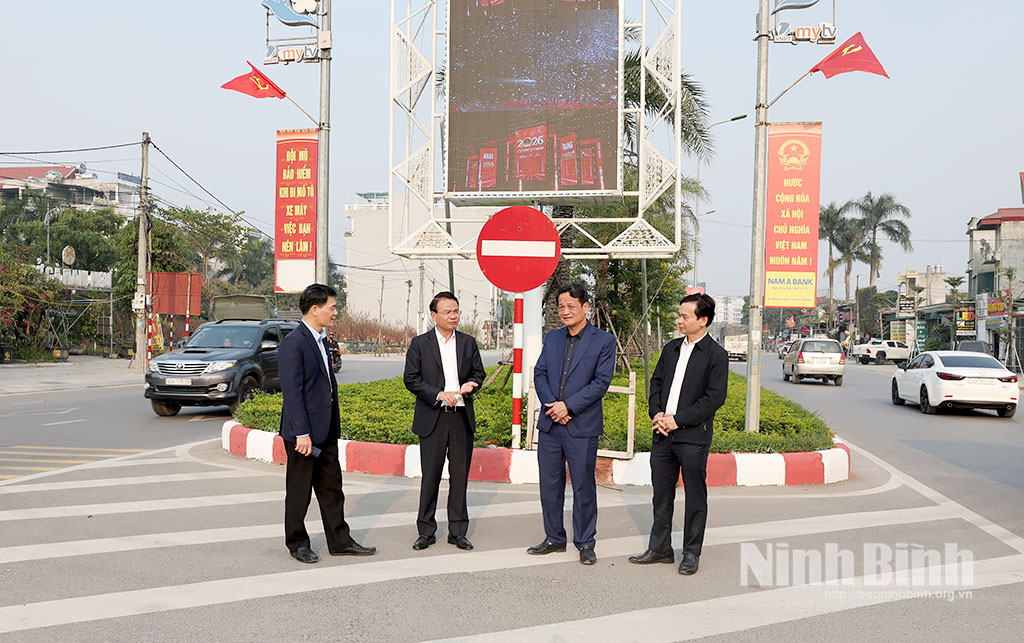 Đồng ch&iacute; Đặng Xu&acirc;n Phong, Ủy vi&ecirc;n Trung ương Đảng, B&iacute; thư Tỉnh ủy, Trưởng Đo&agrave;n đại biểu Quốc hội tỉnh kiểm tra c&ocirc;ng t&aacute;c tuy&ecirc;n truyền trực quan tại phường Phủ L&yacute;.