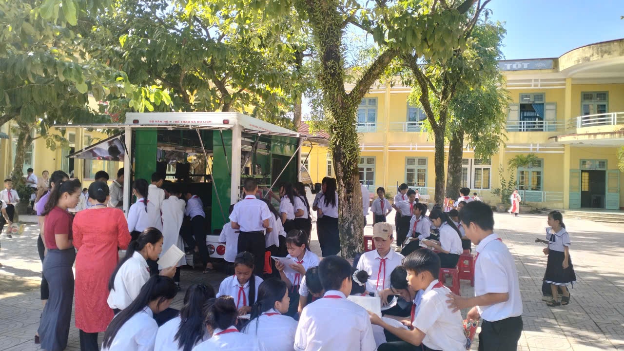 Quảng Trị: Thư viện lưu động khơi dậy tinh thần đọc sách trong cộng đồng - Ảnh 1. Quảng Trị: Thư viện lưu động khơi dậy tinh thần đọc sách trong cộng đồng - Ảnh 1.