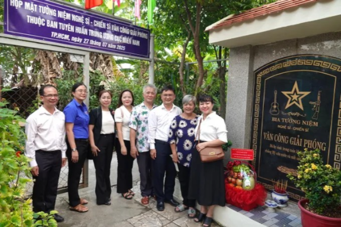 Trưởng Ban Tuyên giáo và Dân vận Thành ủy TPHCM Nguyễn Mạnh Cường cùng đại diện Sở VH-TT TPHCM, Hội Âm nhạc TPHCM, Hội Nghệ sĩ Múa TPHCM chụp ảnh tại Bia Tưởng niệm bên trong khuôn viên nhà NSƯT Phi Yến. (Ảnh: SGGP)