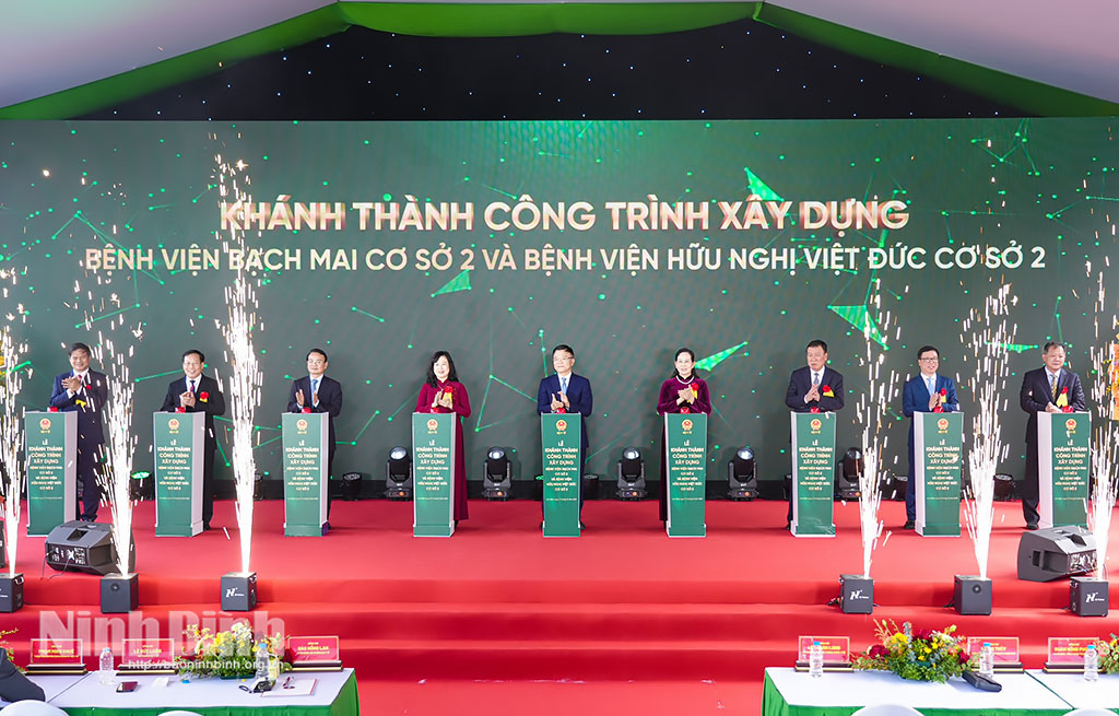 Các đại biểu thực hiện nghi thức khánh thành công trình xây dựng Bệnh viện Bạch Mai cơ sở 2 và Bệnh viện Hữu nghị Việt Đức cơ sở 2. Ảnh: Đức Huy