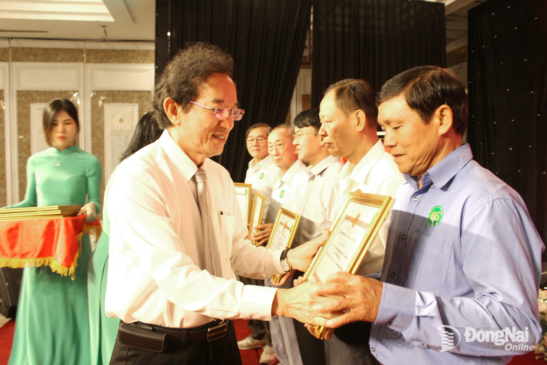 Chủ tịch Li&ecirc;n hiệp C&aacute;c tổ chức hữu nghị tỉnh Nguyễn Th&agrave;nh Tr&iacute; trao khen thưởng cho c&aacute;c tập thể đạt th&agrave;nh t&iacute;ch xuất sắc trong c&ocirc;ng t&aacute;c đối ngoại nh&acirc;n d&acirc;n năm 2025. Ảnh:&nbsp;Hồ Thảo