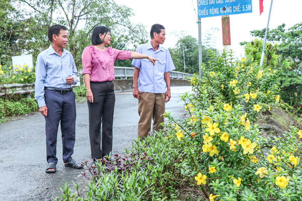 L&atilde;nh đạo x&atilde; An Trường c&ugrave;ng Ban Nh&acirc;n d&acirc;n Ấp 8 trao đổi về c&ocirc;ng t&aacute;c chỉnh trang cảnh quan m&ocirc;i trường, x&acirc;y dựng tuyến đường s&aacute;ng, xanh, sạch, đẹp.