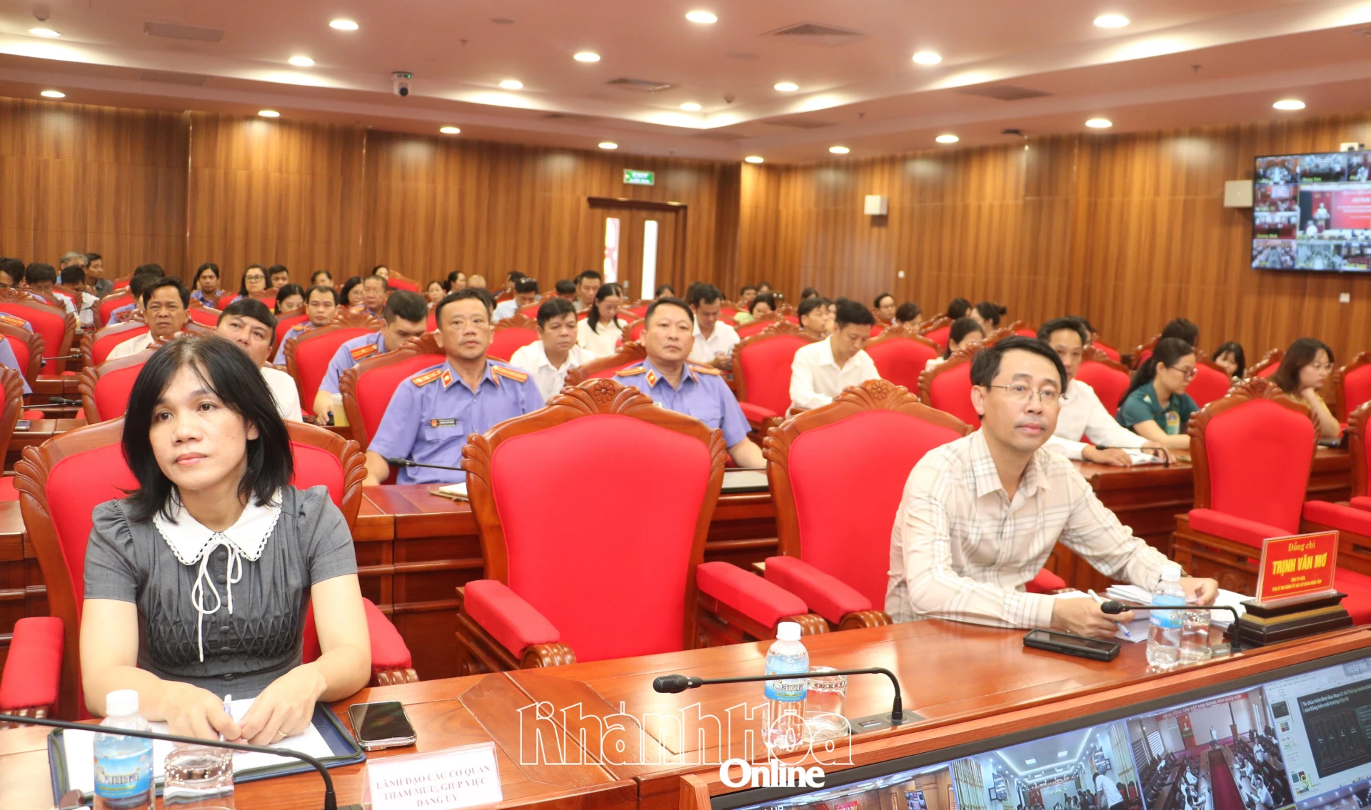 Đồng chí Trịnh Văn Mơ - Phó Bí thư chuyên trách Đảng ủy các cơ quan Đảng tỉnh và các đại biểu tham dự hội nghị.