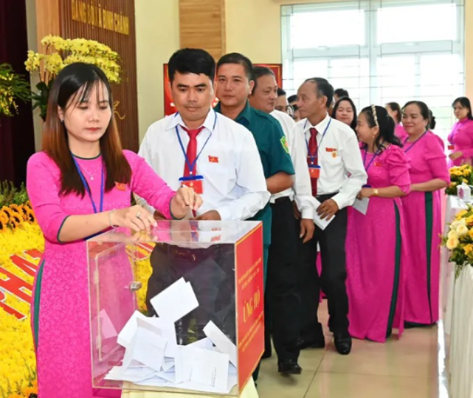 Đại biểu đóng góp ủng hộ nhân dân các tỉnh miền núi và Trung du Bắc bộ bị thiệt hại do mưa, lũ. (Ảnh: SGGP)