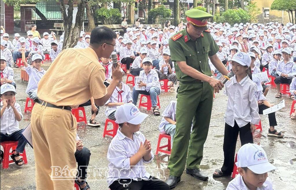 Tuyên truyền pháp luật về trật tự an toàn giao thông tại Trường Tiểu học và THCS An Cầu.