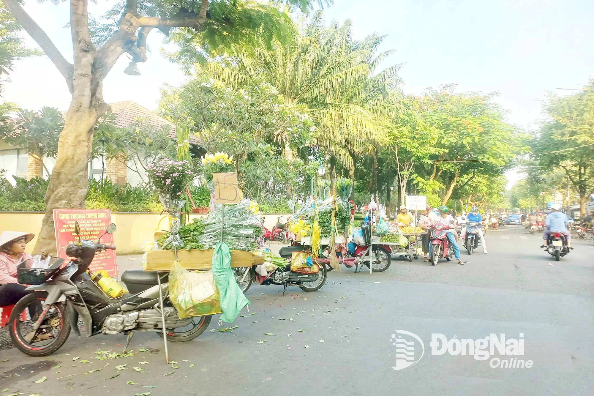 Nhiều phương tiện của người dân lấn chiếm lòng, lề đường Nguyễn Văn Trị để buôn bán. Ảnh: Biên Hùng