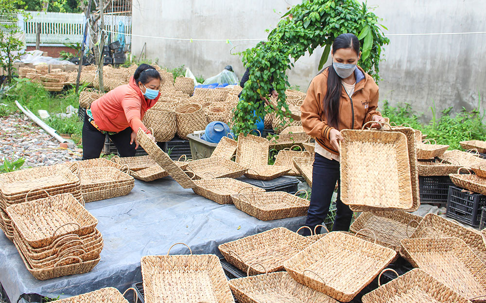 Phụ nữ tham gia sản xuất, gia công các sản phẩm từ lục bình tại HTX Phương Mai (phường Nguyệt Hóa). Ảnh: NGỌC XOÀN