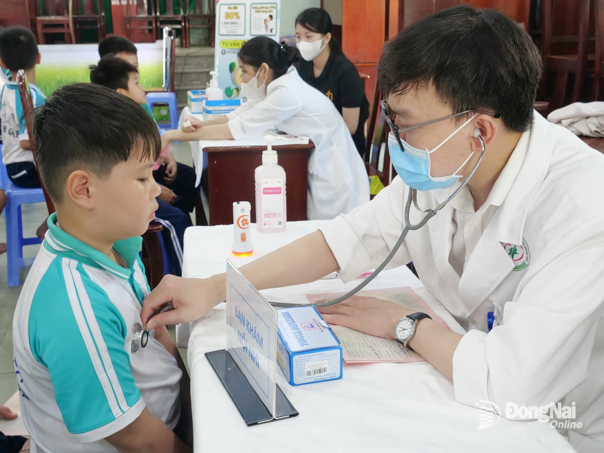 Bác sĩ Bệnh viện Nhi đồng Đồng Nai khám sức khỏe cho học sinh Trường Tiểu học Hà Huy Giáp, phường Trảng Dài. Ảnh: Hạnh Dung
