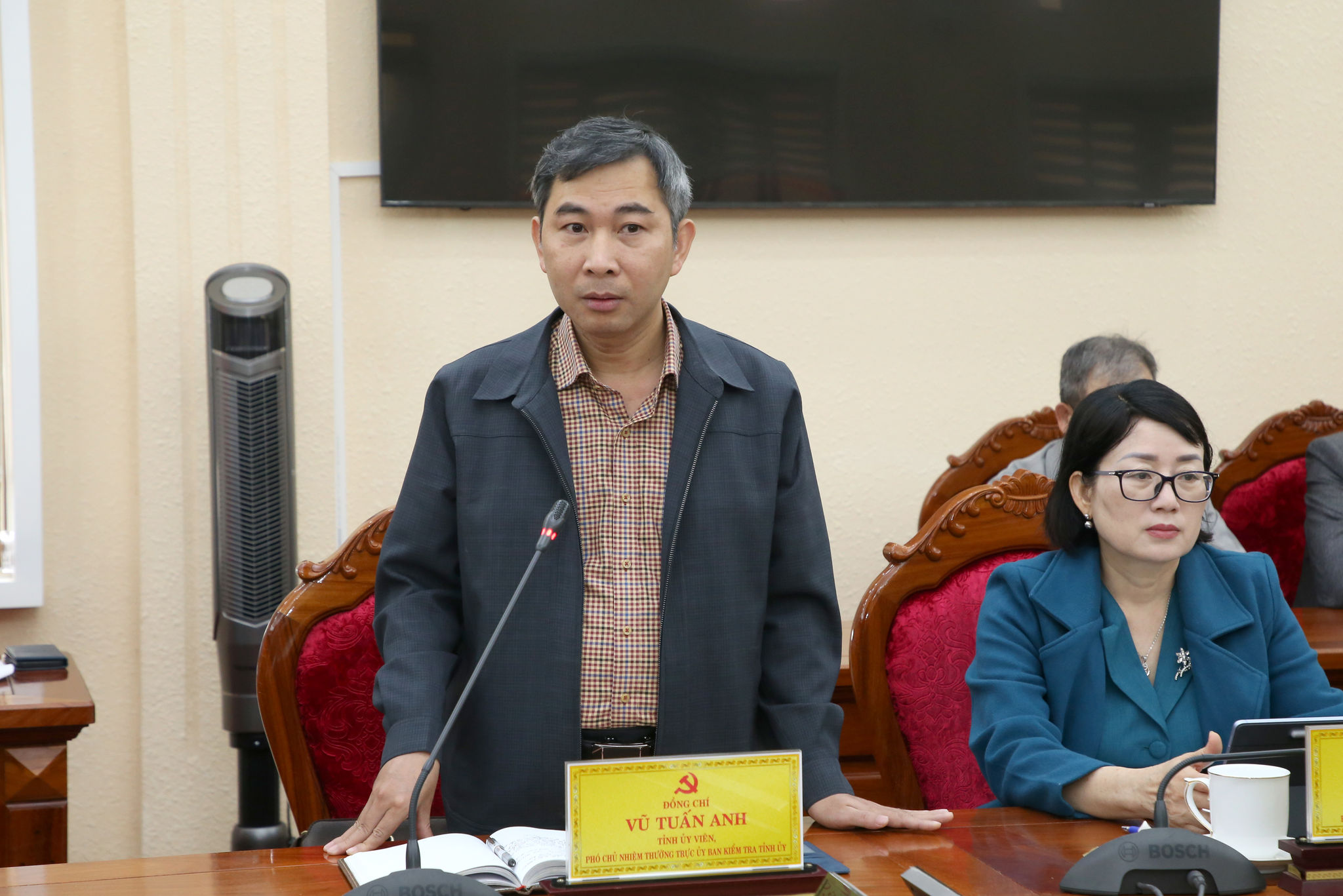 Đồng chí Vũ Tuấn Anh, Tỉnh ủy viên, Phó Chủ nhiệm Thường trực Ủy ban Kiểm tra Tỉnh ủy báo cáo tại hội nghị