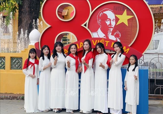 Lan tỏa tình yêu nước với tà áo dài và hình ảnh lá cờ Tổ quốc