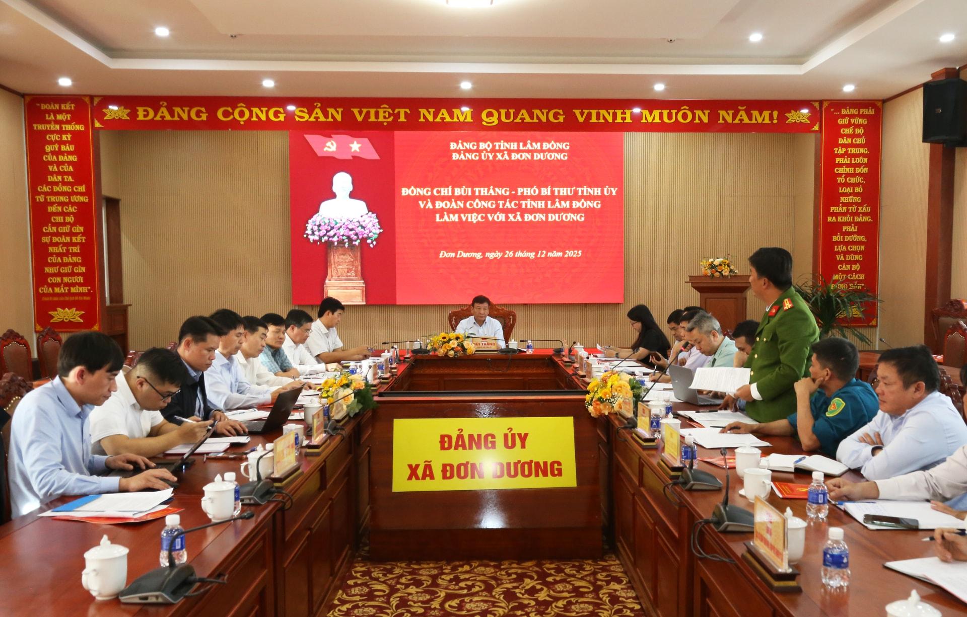 Đại diện C&ocirc;ng an x&atilde; Đơn Dương b&aacute;o c&aacute;o t&igrave;nh h&igrave;nh an ninh trật tự tr&ecirc;n địa b&agrave;n thời gian vừa qua