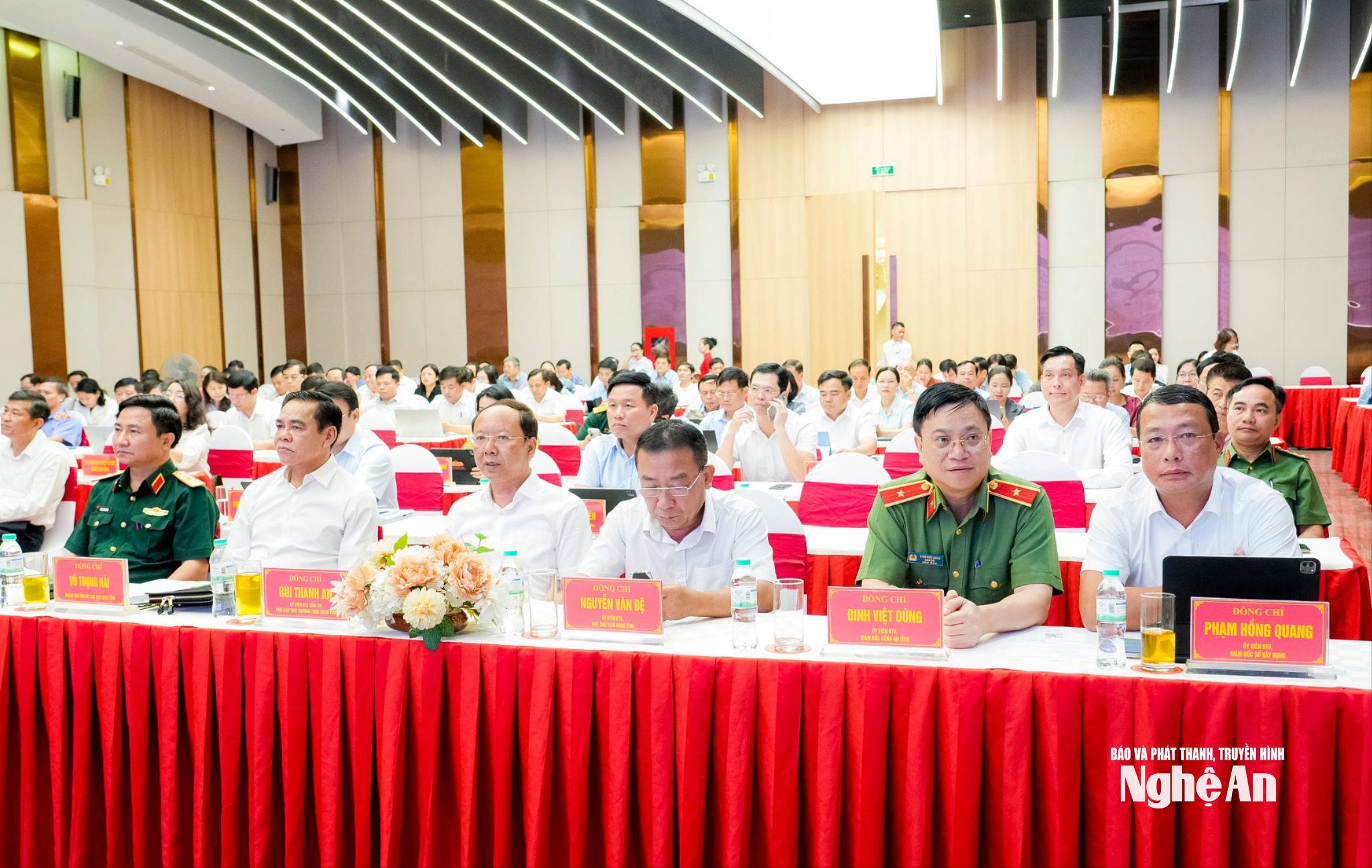 Các đại biểu tham dự hội nghị tại điểm cầu tỉnh Nghệ An. Ảnh: Phạm Bằng