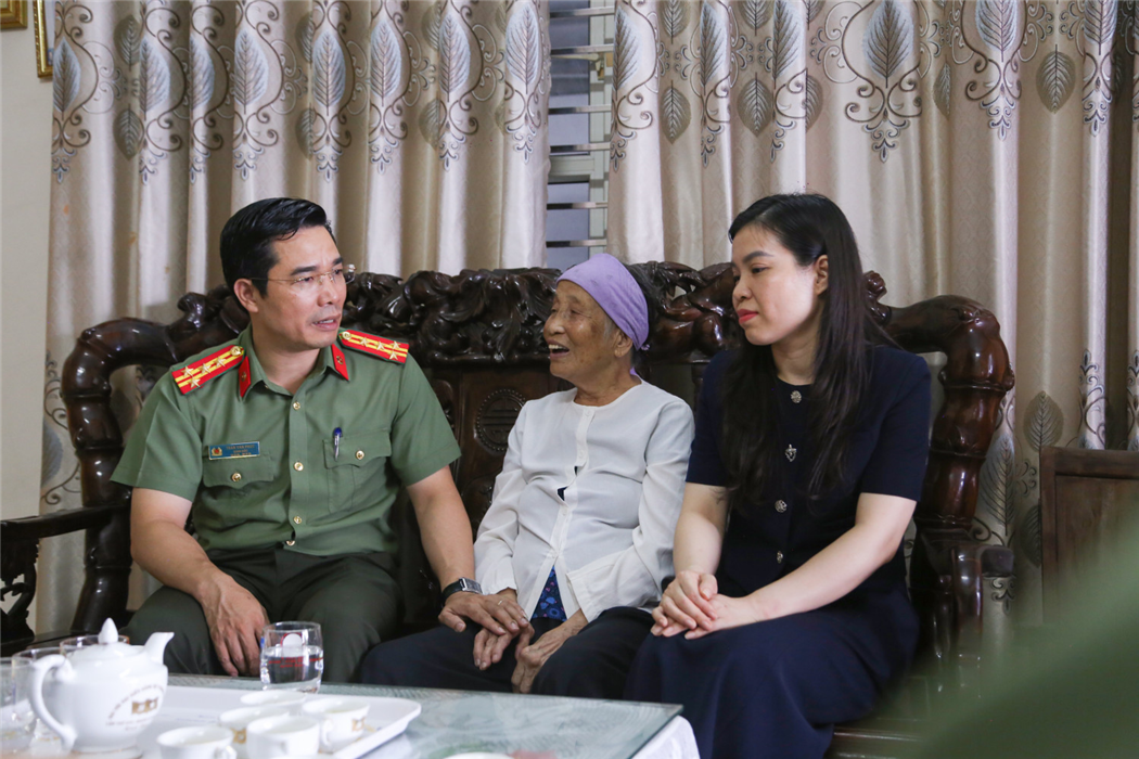 Đại tá Trần Văn Phúc, Giám đốc Công an tỉnh thăm hỏi Mẹ Việt Nam Anh hùng Phạm Thị Chuyên.
