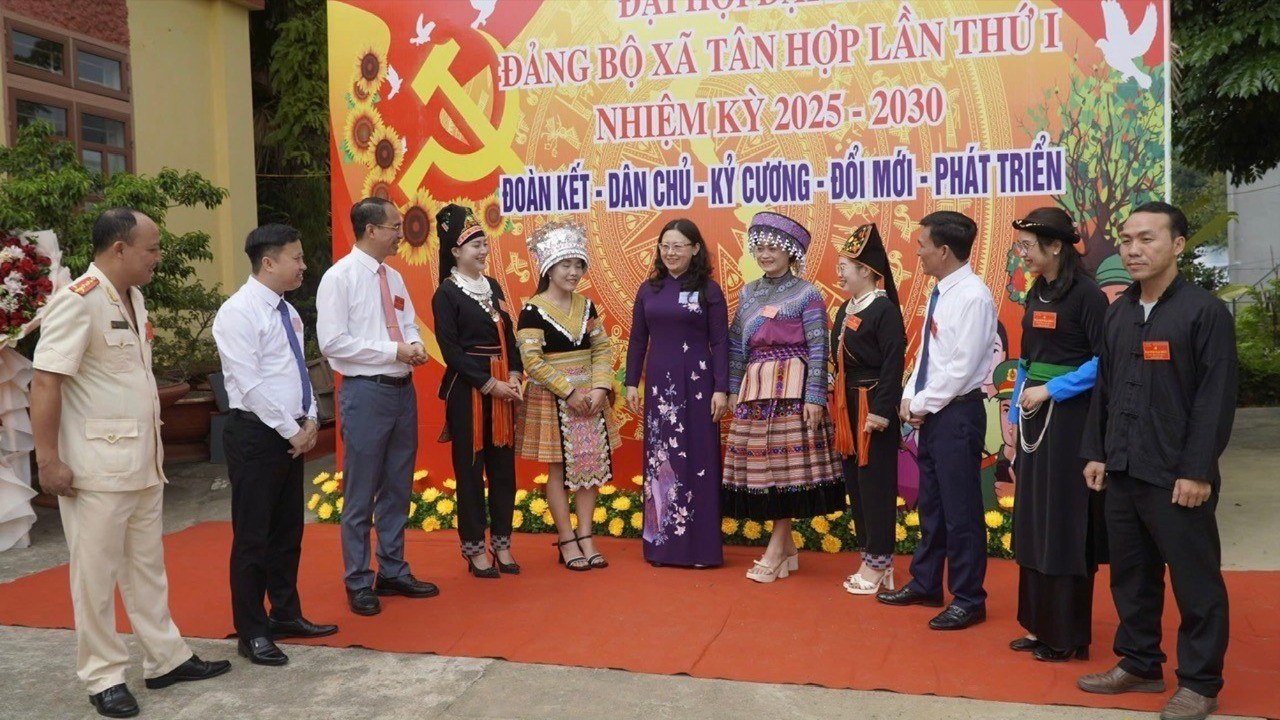 Đồng chí Giàng Thị Dung, Phó Bí thư Tỉnh ủy, Chủ tịch Ủy ban Mặt trận Tổ quốc Việt Nam trao đổi với các đại biểu bên lề đại hội.