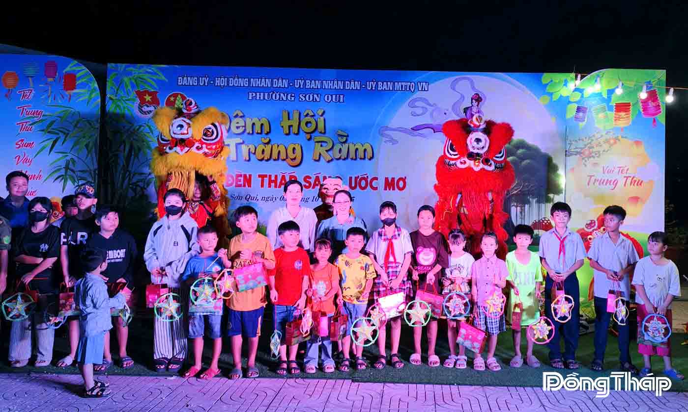 Đoàn thể phường Sơn Qui, tỉnh Đồng Tháp tặng lồng đèn, bánh Trung thu cho các em thiếu nhi.
