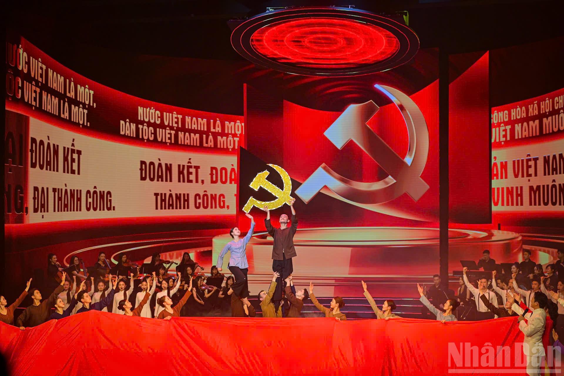 Một tiết mục trong chương tr&igrave;nh nghệ thuật ch&iacute;nh luận &ldquo;M&atilde;i m&atilde;i niềm tin theo Đảng&rdquo;. (Ảnh: BẢO LONG)