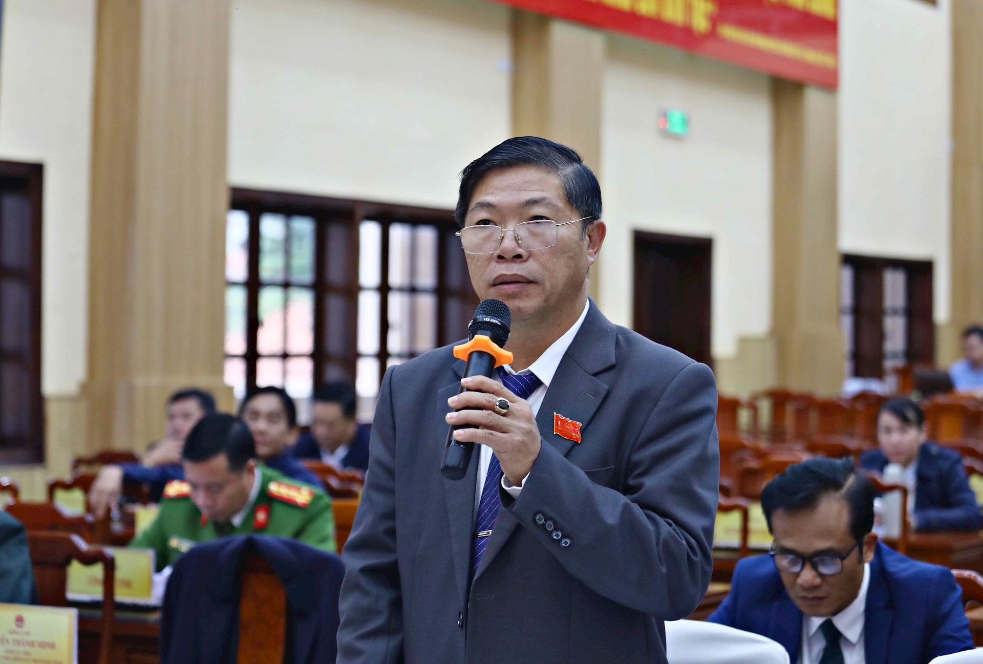 Ông Nguyễn Đức Hải, Phó trưởng Ban văn hoá - Xã hội HĐND tỉnh góp ý dự thảo Nghị quyết