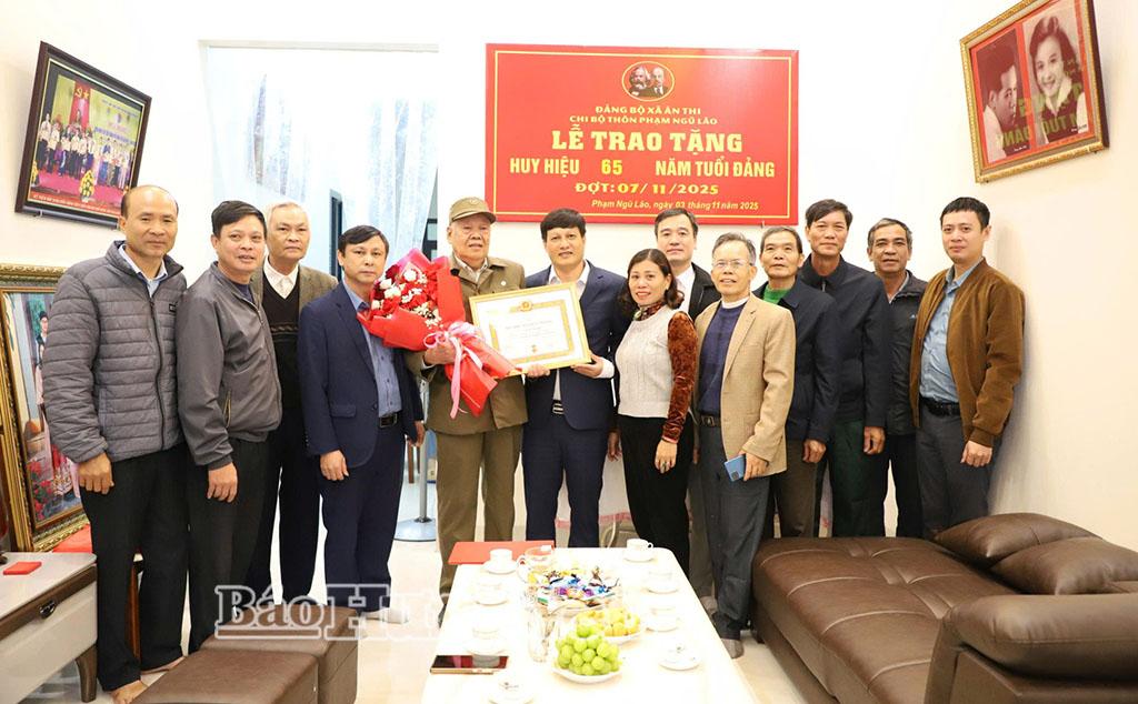 Bí thư Đảng ủy xã Ân Thi trao Huy hiệu Đảng tặng đảng viên Cáp Quang Hiệt, sinh hoạt tại Chi bộ thôn Phạm Ngũ Lão. Ảnh: Đào Doan