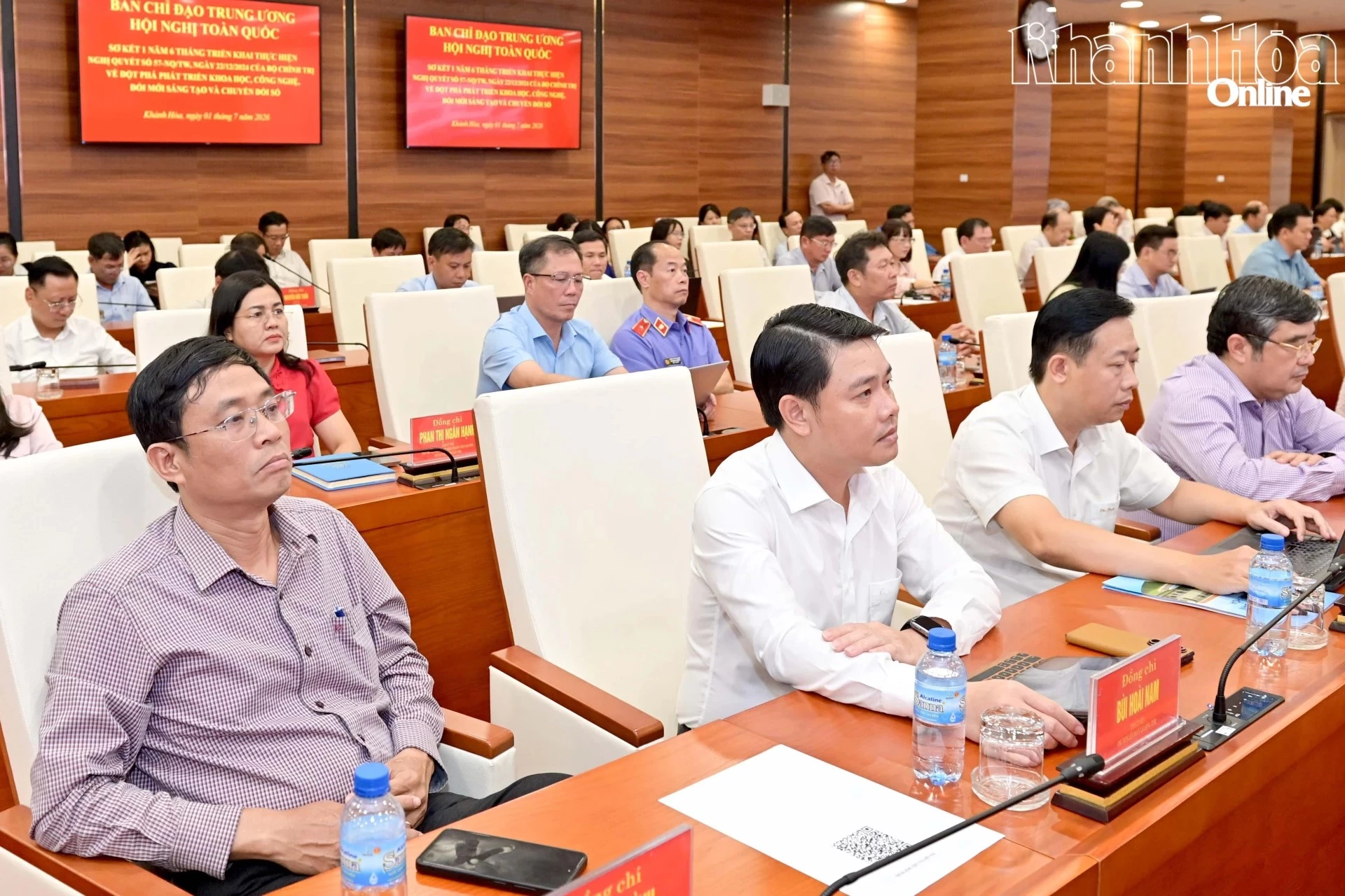 Các đại biểu tham dự hội nghị tại điểm cầu Tỉnh ủy Khánh Hòa.
