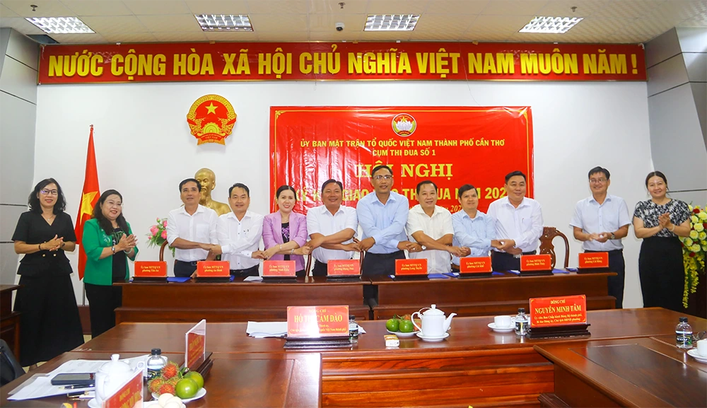 Cụm thi đua số 1 của Ủy ban MTTQVN TP Cần Thơ ký kết giao ước thi đua năm 2026 bà Hồ Thị Cẩm Đào, Phó Bí thư Thành ủy, Chủ tịch Ủy ban MTTQVN TP Cần Thơ, cùng lãnh đạo các ban, ngành.