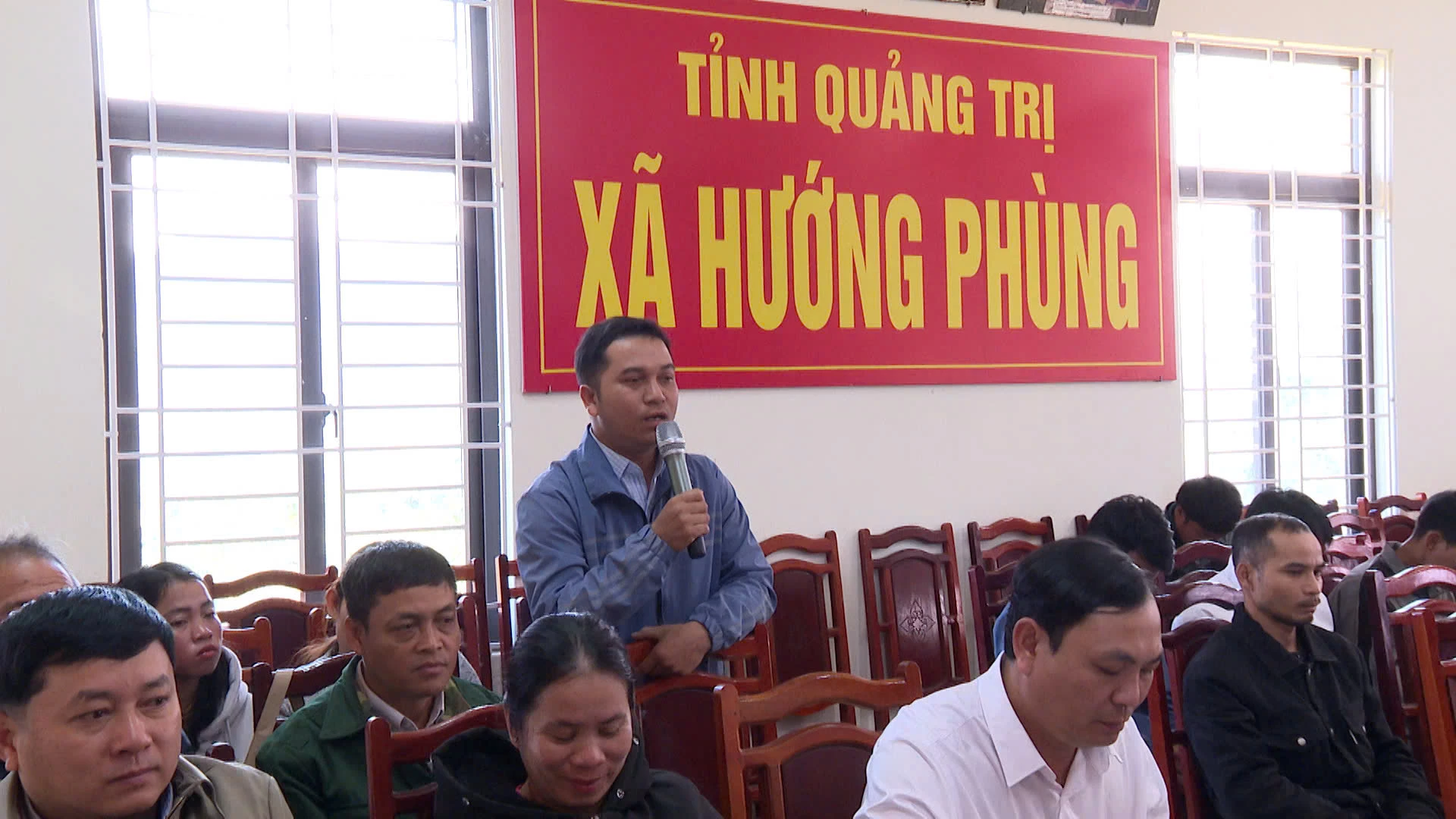 Cử tri x&atilde; Hướng Ph&ugrave;ng kiến nghị về vấn đề hạ tầng giao th&ocirc;ng tại x&atilde; - Ảnh Phước Đạt