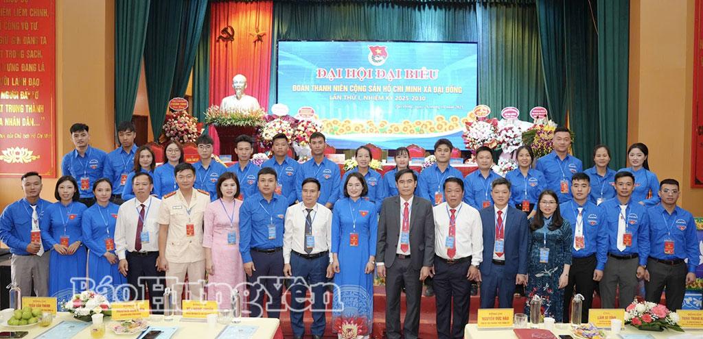 Các đại biểu chụp ảnh lưu niệm cùng Ban Chấp hành Đoàn TNCS Hồ Chí Minh xã Đại Đồng khóa I, nhiệm kỳ 2025 - 2030. Ảnh: Minh Hồng