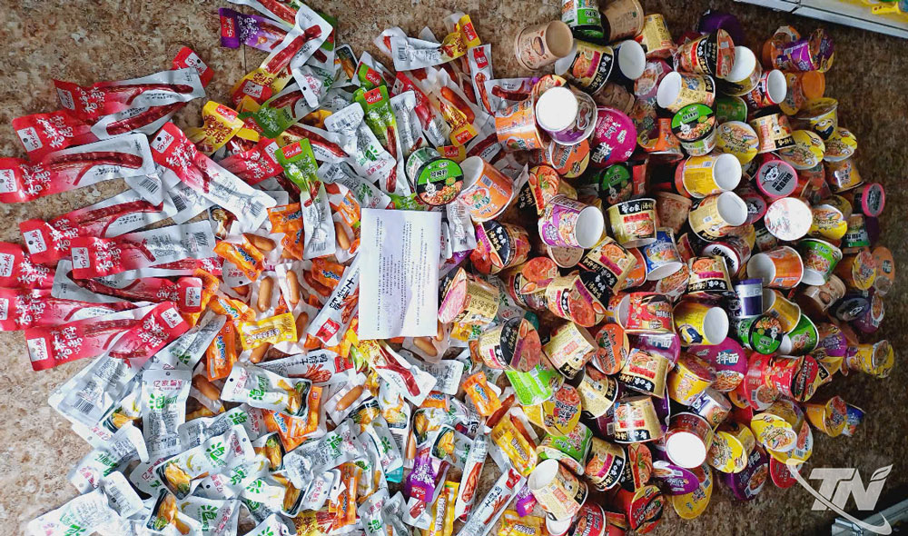 Qua kiểm tra, lực lượng chức năng phát hiện nhiều sản phẩm thực phẩm nhập lậu do nước ngoài sản xuất, có nhãn gốc bằng tiếng nước ngoài nhưng không có nhãn phụ bằng tiếng Việt Nam.