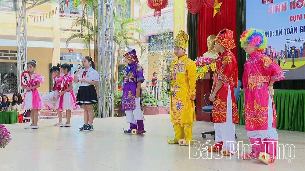 Sinh hoạt chuy&ecirc;n đề về an to&agrave;n giao th&ocirc;ng v&agrave; gi&aacute;o dục kỹ năng c&ocirc;ng d&acirc;n số cho học sinh