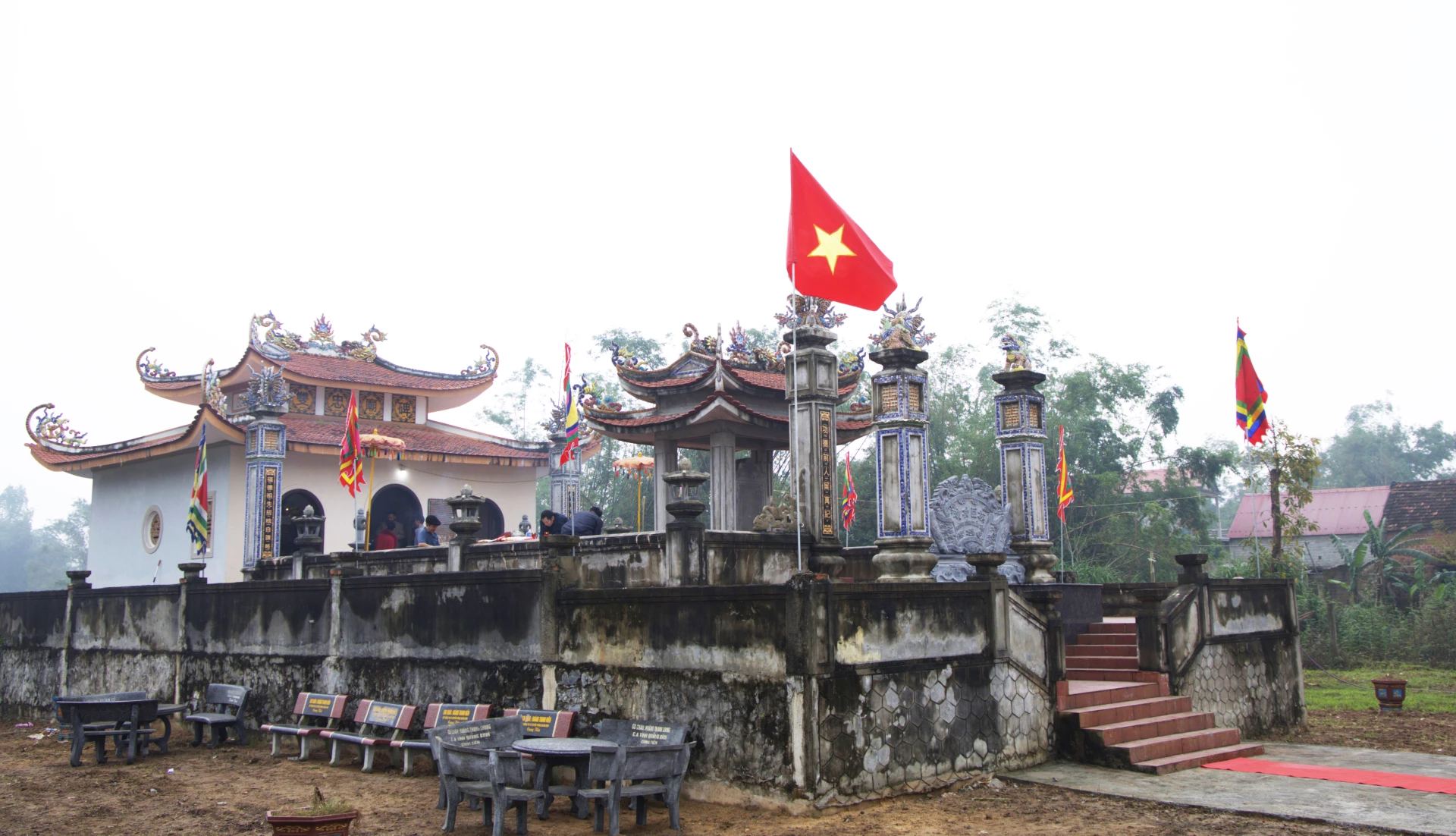 Đền Song Trung và Mộ Hoàng Vĩnh Tộ, Hoàng Vĩnh Dụ - Ảnh: N.M