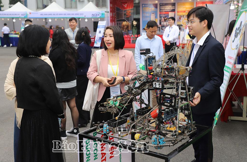 Sản phẩm robot của Trường Đại học Sư phạm Kỹ thuật Hưng Y&ecirc;n được trưng b&agrave;y tại hội thảo quốc gia về khoa học gi&aacute;o dục năm 2025.