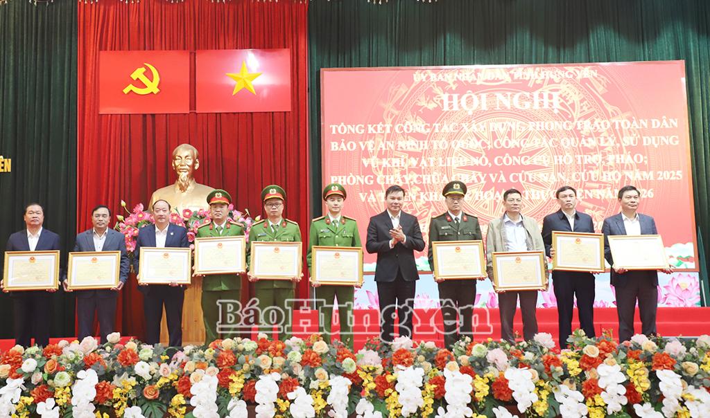 Đồng ch&iacute; Ph&oacute; Chủ tịch Thường trực UBND tỉnh Nguyễn L&ecirc; Huy trao Bằng khen của Chủ tịch UBND tỉnh tặng c&aacute;c c&aacute; nh&acirc;n c&oacute; th&agrave;nh t&iacute;ch xuất sắc trong c&ocirc;ng t&aacute;c quản l&yacute;, sử dụng vũ kh&iacute;, vật liệu nổ, c&ocirc;ng cụ hỗ trợ v&agrave; ph&aacute;o; c&oacute; th&agrave;nh t&iacute;ch xuất sắc trong c&ocirc;ng t&aacute;c ph&ograve;ng ch&aacute;y, chữa ch&aacute;y v&agrave; cứu nạn, cứu hộ.