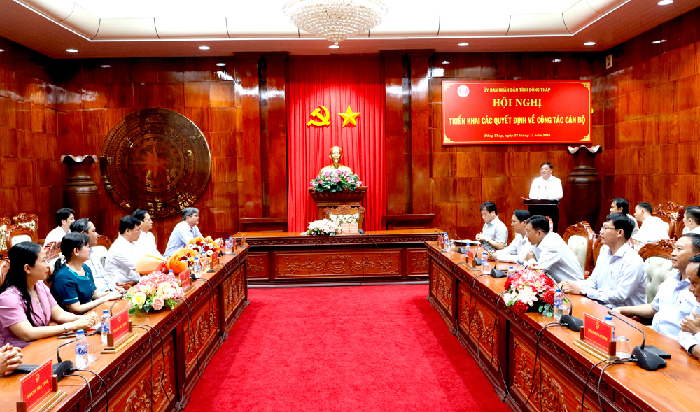 Chủ tịch Ủy ban nhân dân tỉnh phát biểu giao nhiệm vụ đối với cán bộ nhận quyết định.