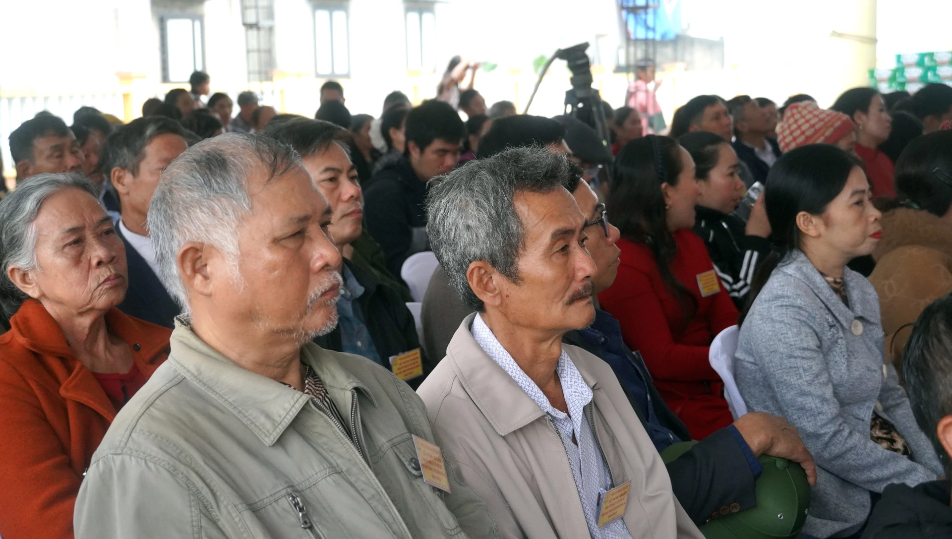 Nhân dân địa phương tham dự buổi lễ - Ảnh: N.M