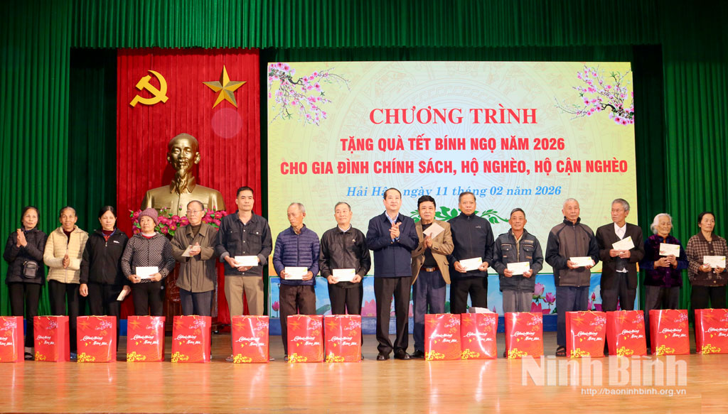 Đồng chí Mai Văn Tuất, Phó Bí thư Tỉnh uỷ, Chủ tịch Uỷ ban Mặt trận Tổ quốc Việt Nam tỉnh tặng quà Tết cho các thân nhân Bà Mẹ Việt Nam Anh hùng trên địa bàn xã Hải Hậu.