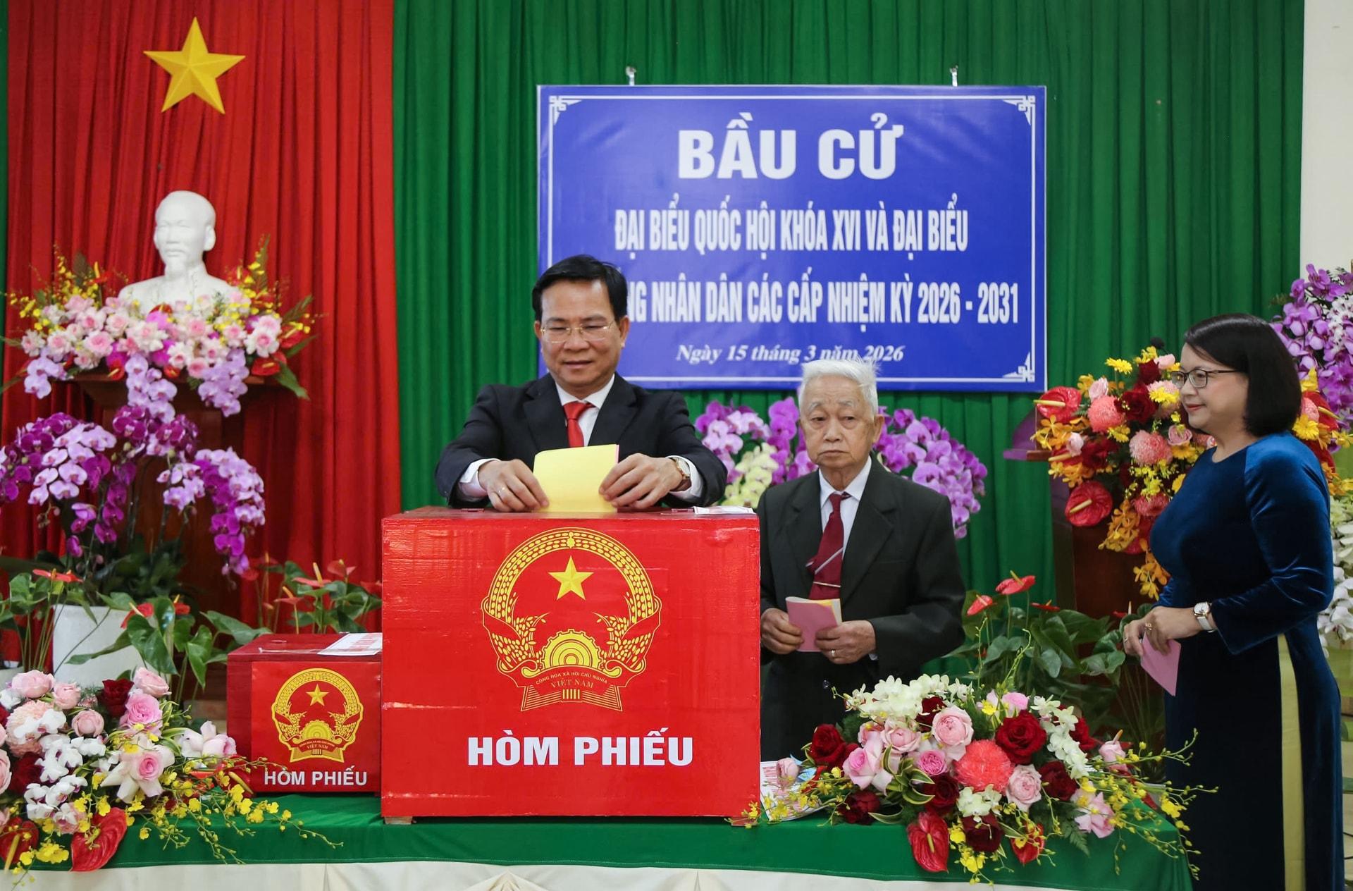 Ủy viên Ban Chấp hành Trung ương Đảng, Phó Bí thư Tỉnh ủy, Chủ tịch UBND tỉnh Lâm Đồng Hồ Văn Mười bỏ phiê tại khu vực bỏ phiếu số 19, thôn Nghĩa Thị, xã Đơn Dương