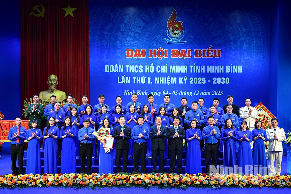 Đại biểu dự Đại hội chụp ảnh lưu niệm cùng Ban Chấp hành Tỉnh đoàn khóa I, nhiệm kỳ 2025-2030.