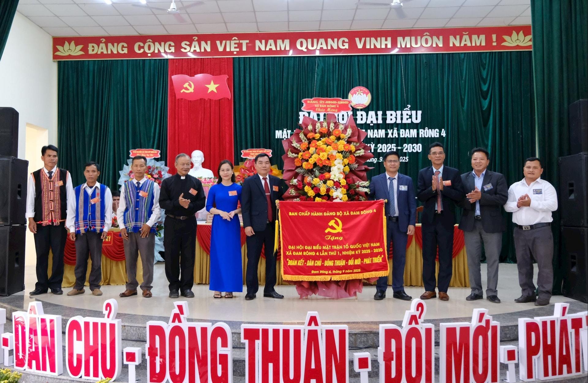 Đảng ủy xã Đam Rông 4 tặng bức trướng chúc mừng Đại hội