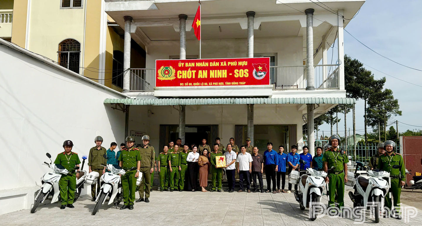 Lãnh đạo xã Phú Hựu tặng quà và động viên lực lượng nòng cốt tại Lễ ra mắt Mô hình “Chốt An ninh kết hợp SOS”