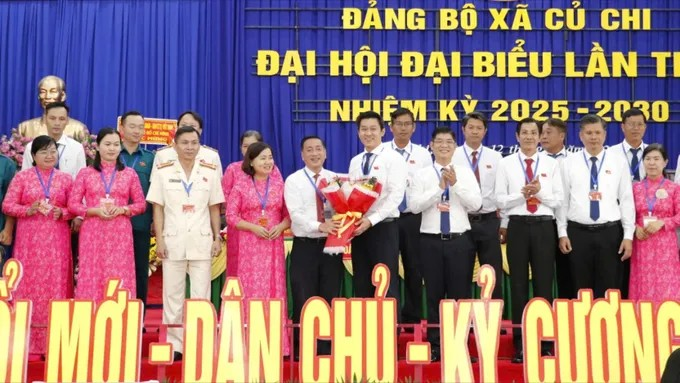 Đồng chí Phạm Thành Kiên chúc mừng Ban Chấp hành Đảng bộ xã Củ Chi nhiệm kỳ 2025-2030