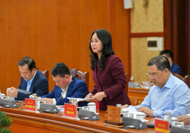 Phó Chánh Văn phòng Thường trực Văn phòng Trung ương Đảng Lâm Thị Phương Thanh báo cáo tóm tắt công tác phối hợp triển khai các nhóm nhiệm vụ trọng tâm tổ chức phục vụ Đại hội XIV. (Ảnh: THẾ ĐẠI)  