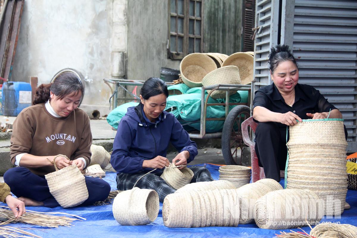 Mô hình đan lát thủ công tạo việc làm, tăng thu nhập cho hội viên phụ nữ tại xóm Hùng Anh (xã Nghĩa Lâm).