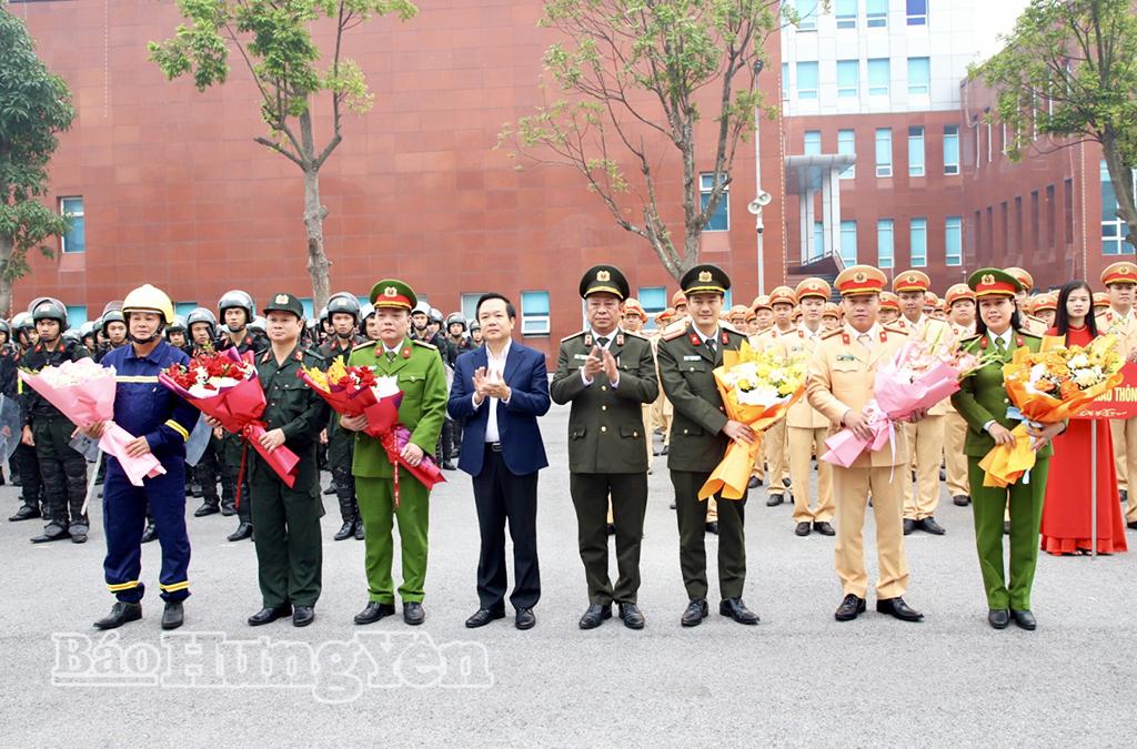 Đồng chí Chủ tịch UBND tỉnh và đồng chí Giám đốc Công an tỉnh tặng hoa động viên các lực lượng thực hiện đợt cao điểm.