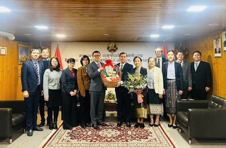 Đoàn Đại sứ quán Việt Nam tại Áo do Đại sứ Vũ Lê Thái Hoàng dẫn đầu đã tới thăm và chúc mừng Đại sứ quán Lào tại Áo. st2.jpg
