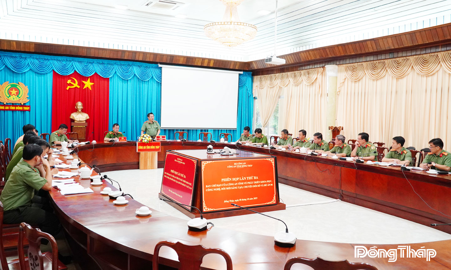 Thiếu tướng Lâm Phước Nguyên, Giám đốc Công an tỉnh, Trưởng Ban Chỉ đạo Công an tỉnh về phát triển khoa học, công nghệ, đổi mới sáng tạo, chuyển đổi số và Đề án 06 phát biểu kết luận tại Phiên họp Ban Chỉ đạo lần thứ ba. Ảnh: DUY PHƯƠNG