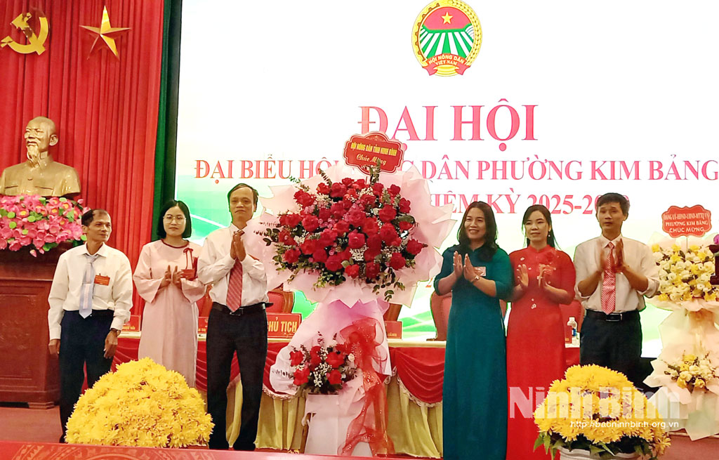 Đại diện lãnh đạo Hội Nông dân tỉnh tặng hoa chúc mừng Đại hội.