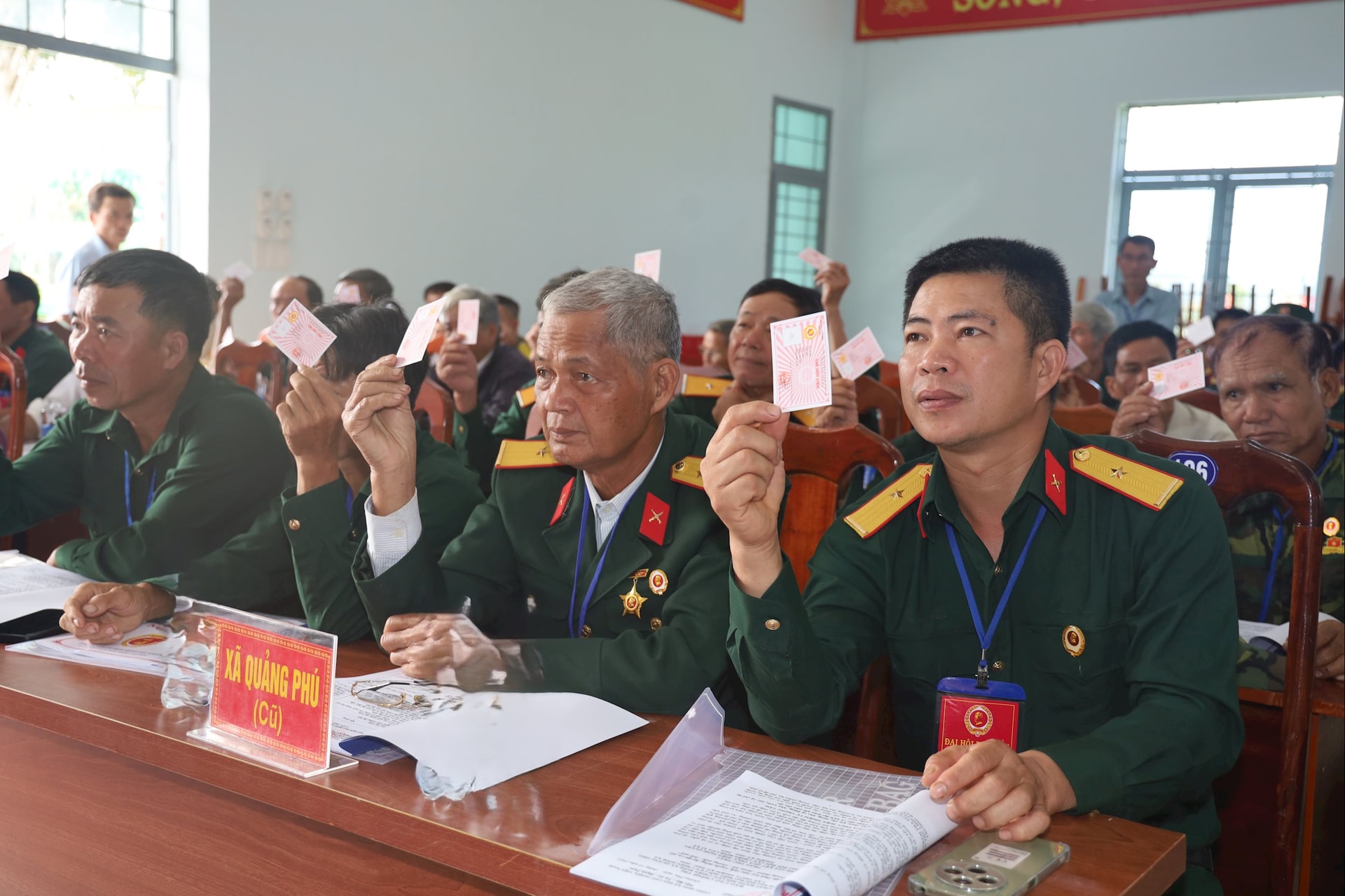 Đại biểu biểu quyết thông qua các dự thảo nghị quyết Đại hội